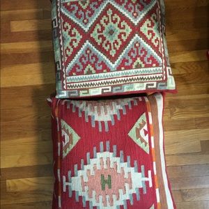2 decorative pillows